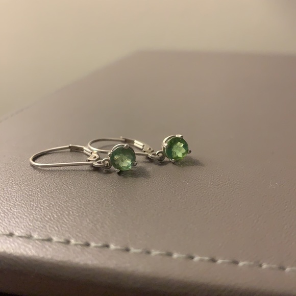 14K White gold earrings with faceted light green gems - Picture 2 of 8